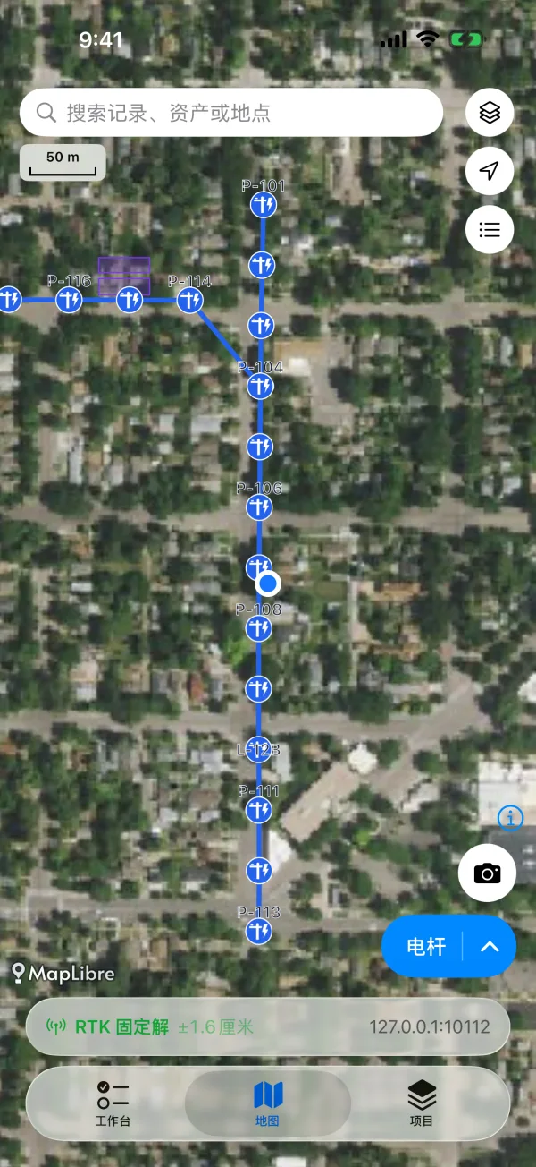 叠在 USGS 影像上的惠特科姆街馈线：电杆、架空线路区段，以及接收机给出的 RTK 位置